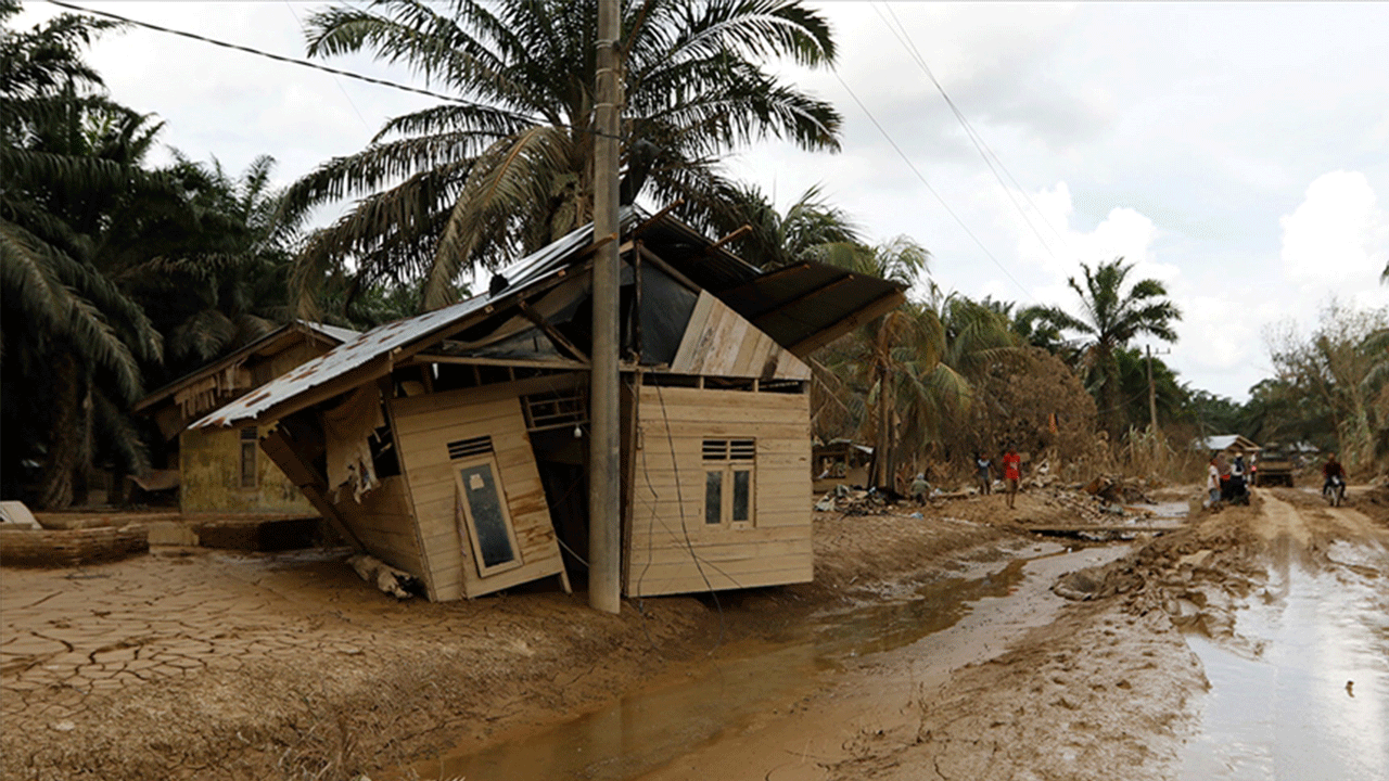 Endonezya'da şiddetli yağışların yol açtığı afetlerde ölü sayısı 1030'a ulaştı