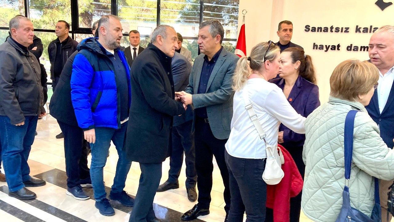 Özgür Özel, Manisa'da Gülşah Durbay'ın ailesi ile birlikte taziyeleri kabul etti
