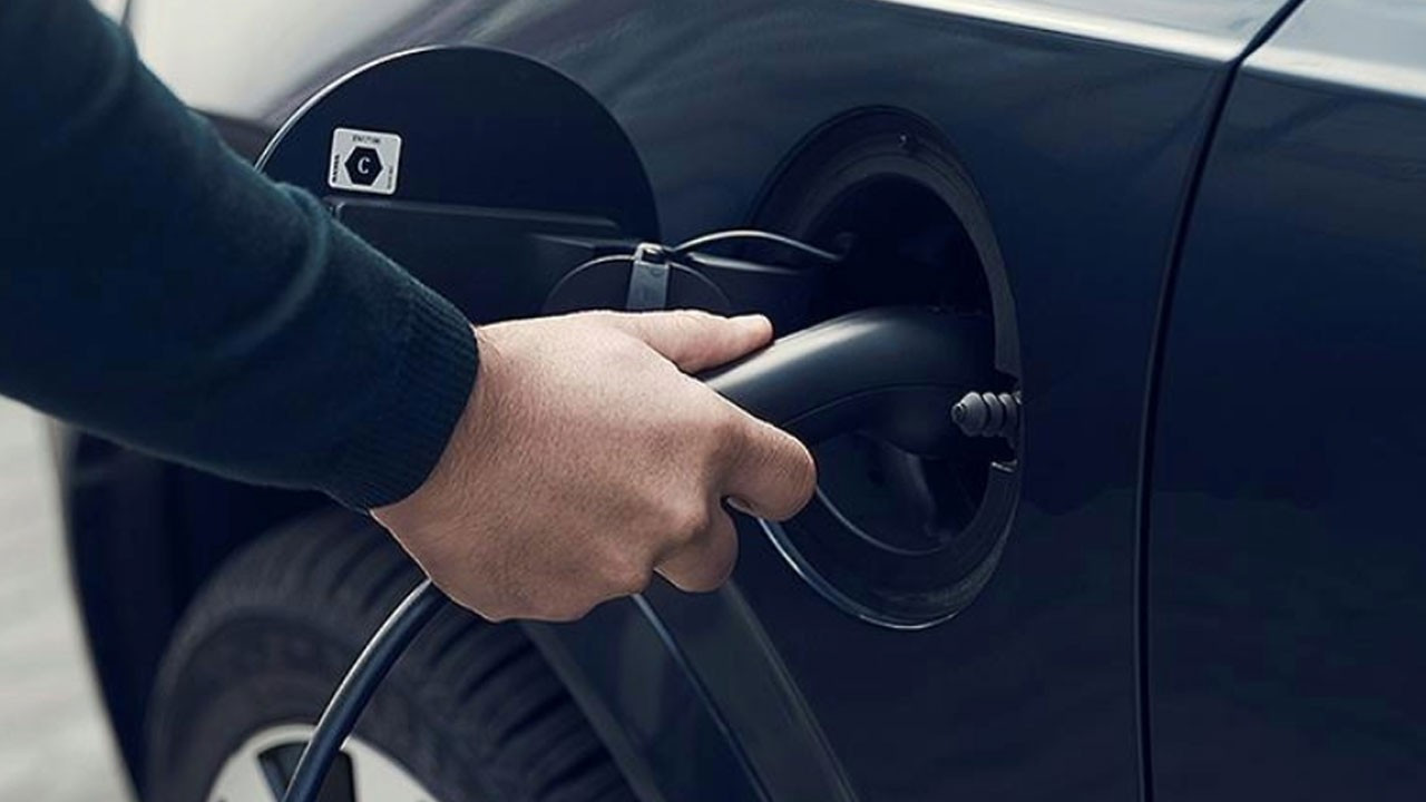 Yüzde 70 şarj sınırını geçmeyin uyarısı yapıldı: Otomobil devinde yangın alarmı!