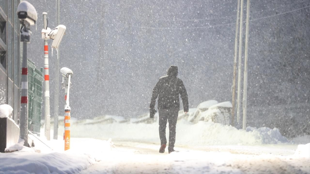 AKOM'dan İstanbul için 'kar' uyarısı! Sıcaklık dibi görecek: Saat verildi
