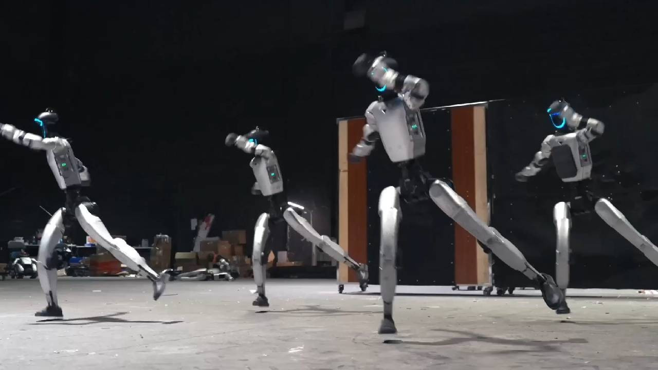 Bahar Bayramı'nda robotlardan dikkat çeken gösteri (Video)