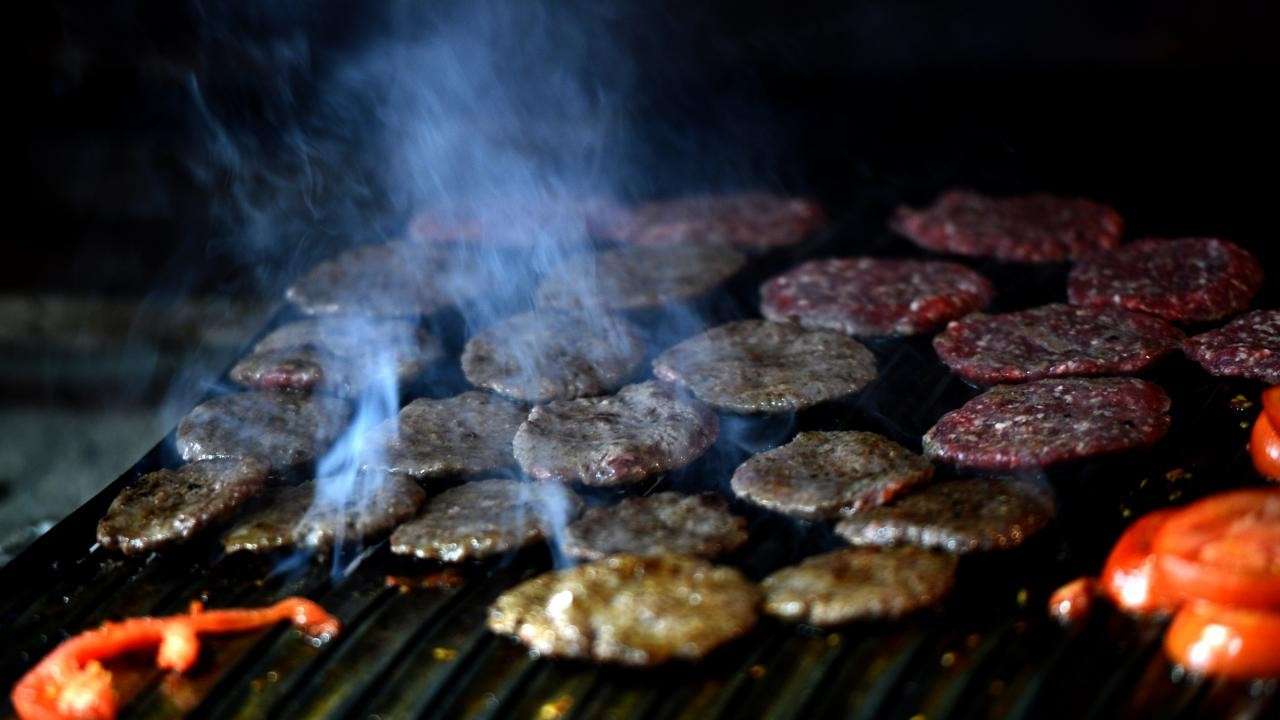 Bakanlık tek tek ifşa etti: Sucukta gıda boyası, dana köftede sakatat ve kanatlı eti kullanmışlar!