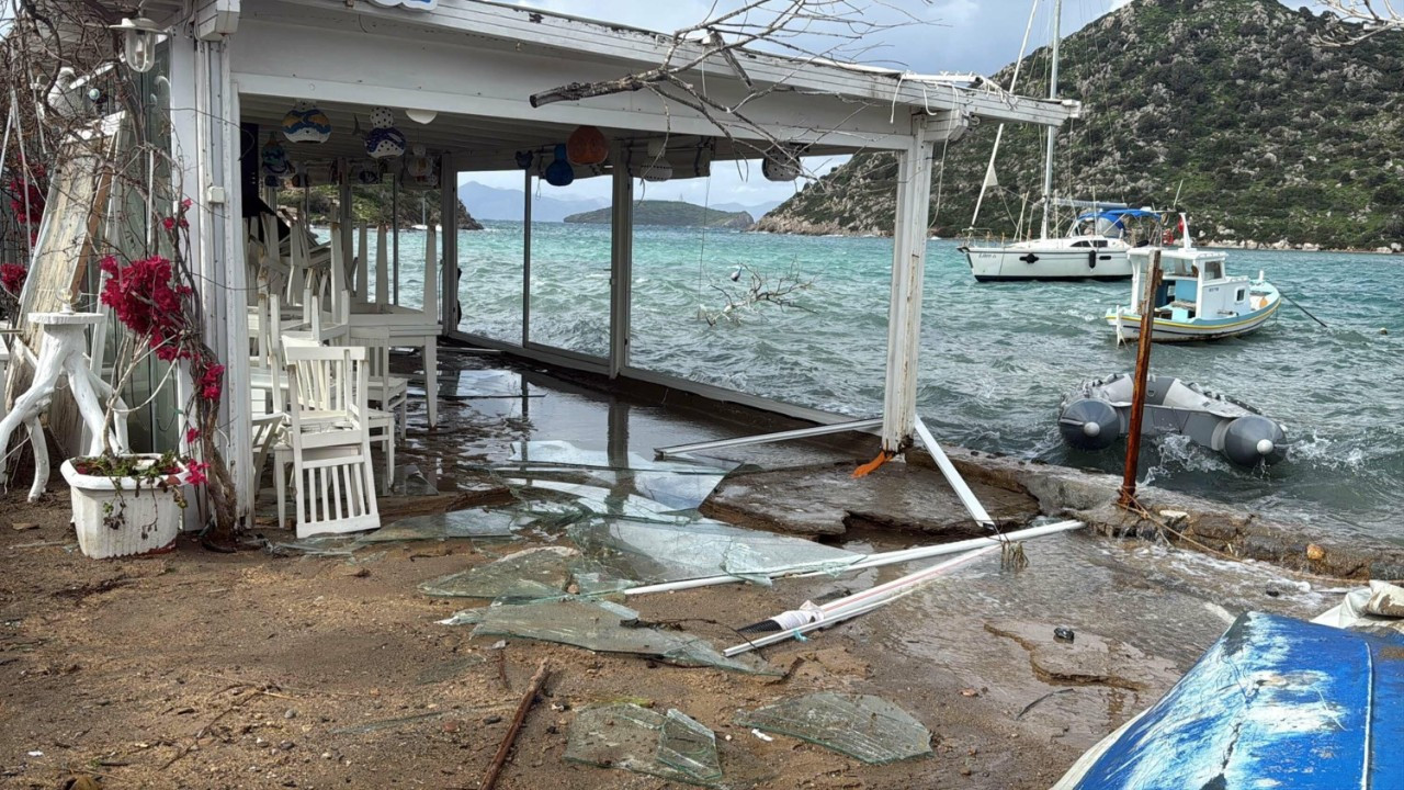 Bodrum'da fırtına: Deniz taştı, işletmelerin camları kırıldı