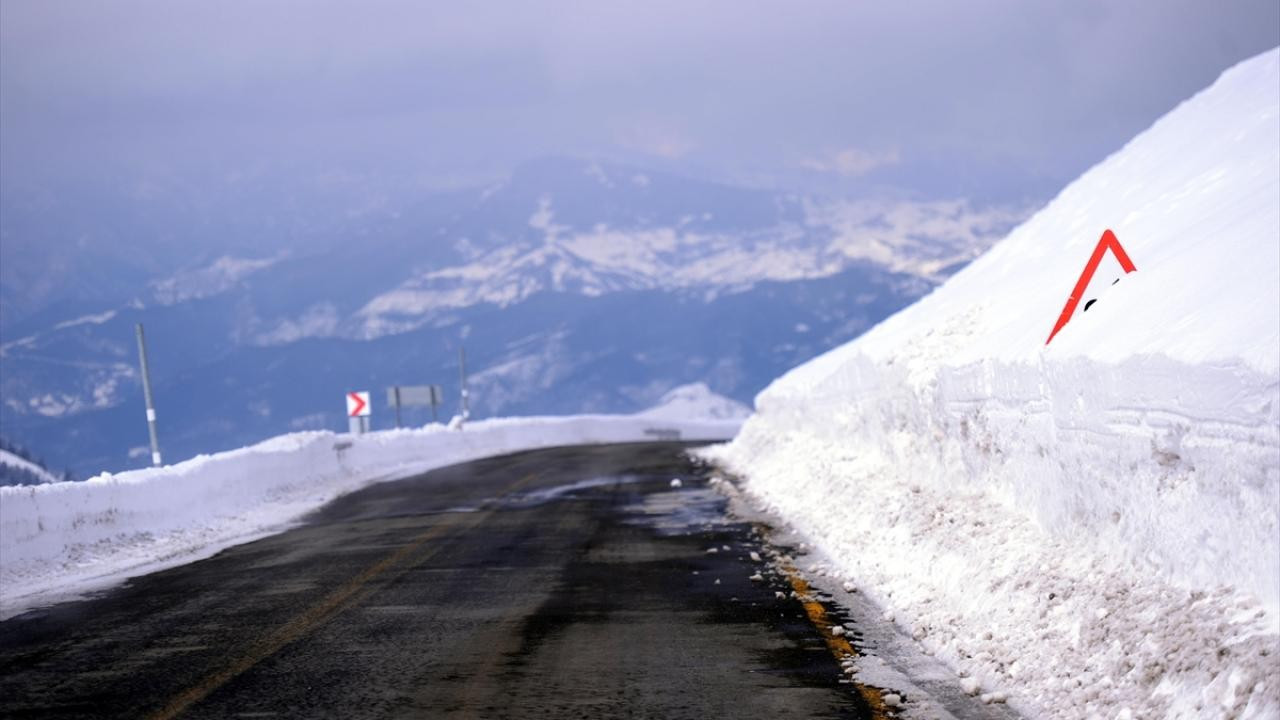 Ardahan-Şavşat kara yolu kar nedeniyle büyük araç geçişine kapatıldı