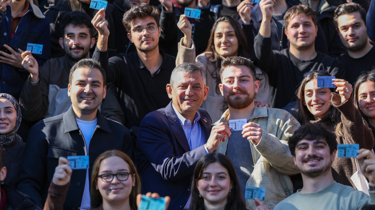 Özel’den Boğaziçi’ne destek ziyareti: Öğrenci kartlarıyla poz verdiler!
