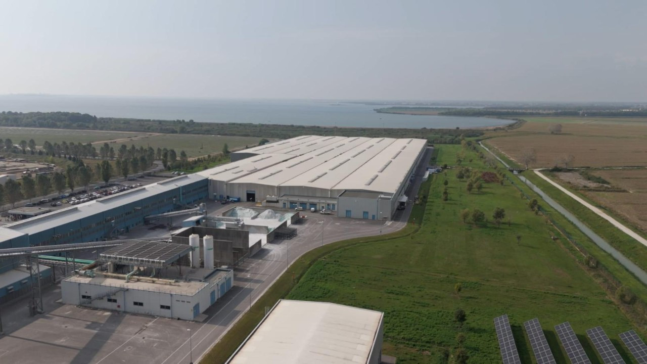 Şişecam, Kuzey İtalya’daki kaplamalı cam hattı yatırımını tamamladı