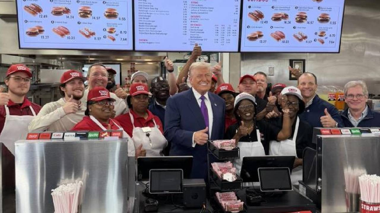 Trump fast food restoranına gitti, başkanlık uçağına götürmek için hamburger sipariş etti (Video)