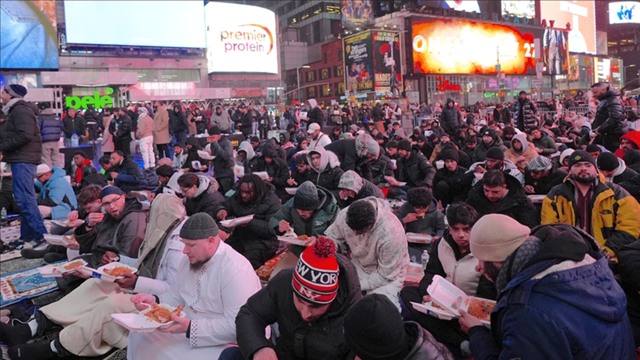 Times Meydanı’nda Ramazan buluşması: Yüzlerce kişi birlikte iftar yaptı