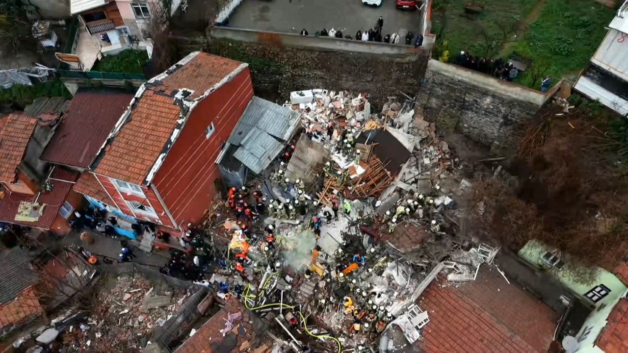 Fatih'te 2 bina doğal gaz patlaması kaynaklı çöktü: 10 kişi sağ olarak kurtarıldı, bit kişi için çalışmalar sürüyor