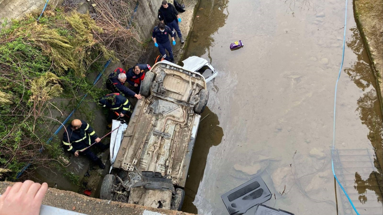 Giresun'da dereye devrilen hafif ticari araçtaki üç kişi öldü, iki kişi yaralandı