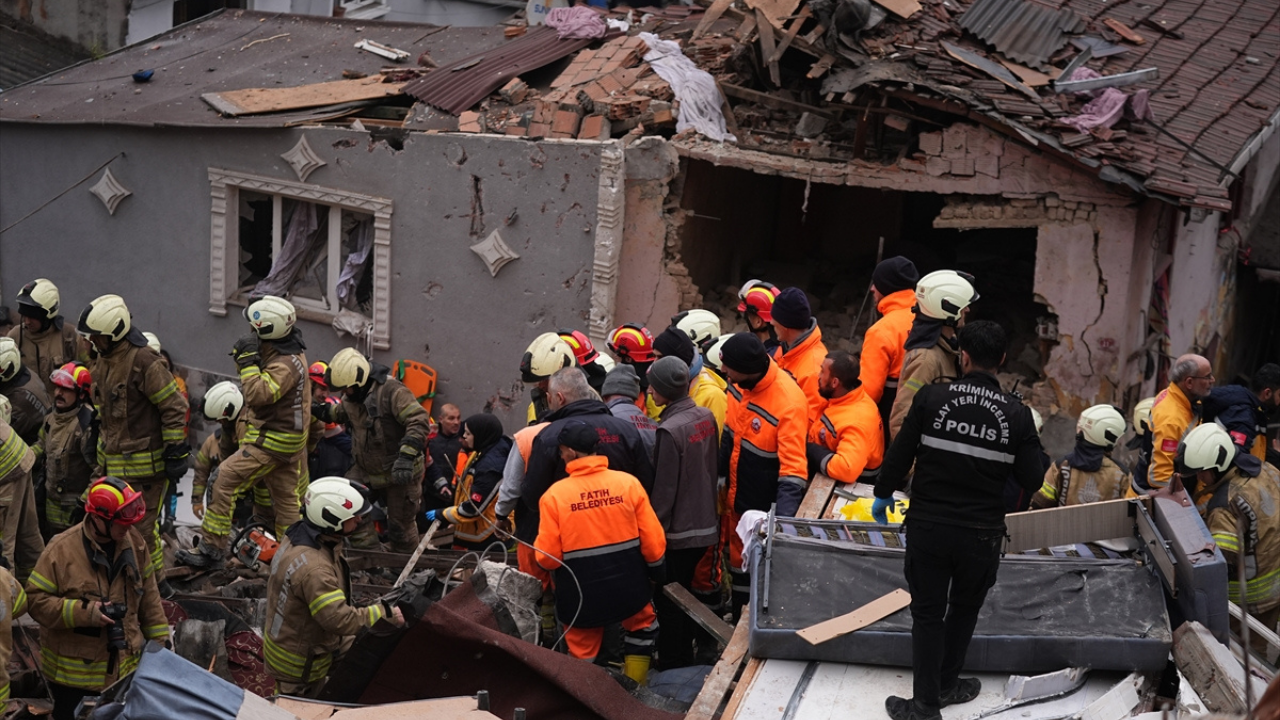 İstanbul Fatih'te 2 bina doğal gaz patlaması kaynaklı çöktü: Enkaz altındaki dokuz kişi de çıkarıldı