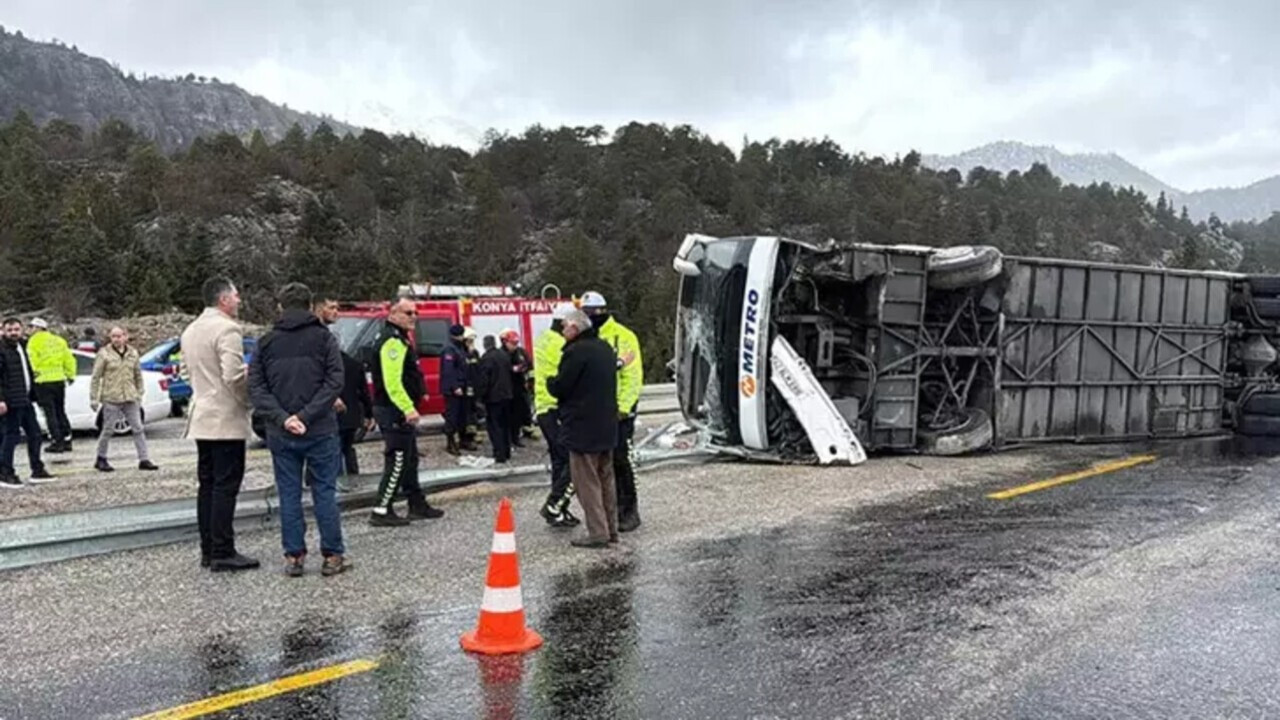 Konya-Antalya kara yolunda yolcu otobüsü devrildi: Yaralılar var
