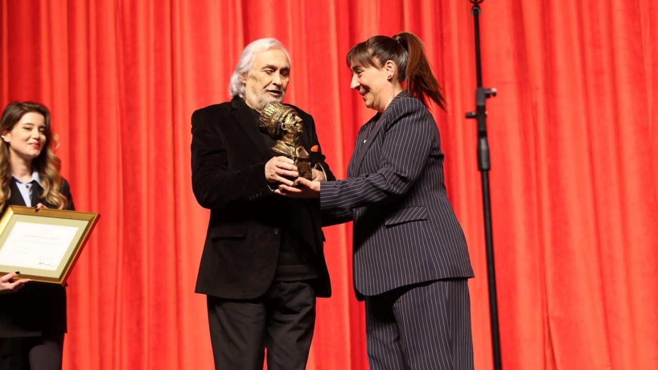 Binnur Kaya, İsmail Dümbüllü ödülünü Müjdat Gezen'in elinden aldı