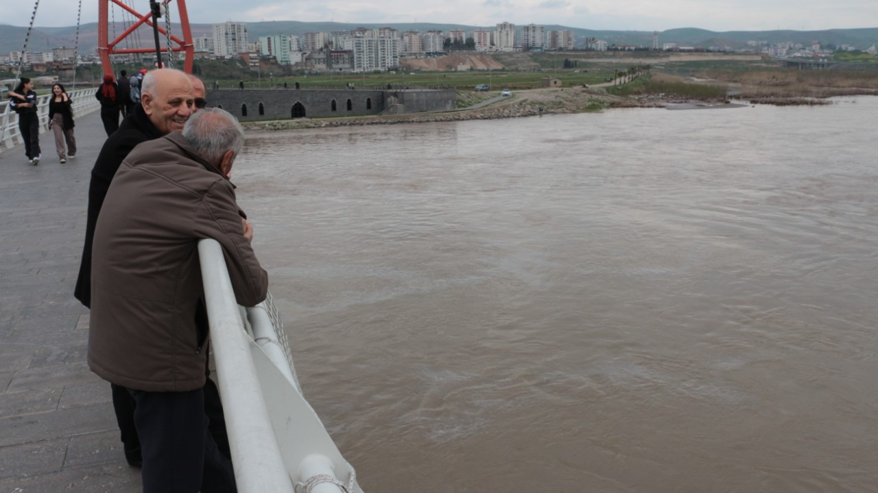 Cizre'de petrol Dicle Nehrine karıştı, ekipler arızayı giderdi
