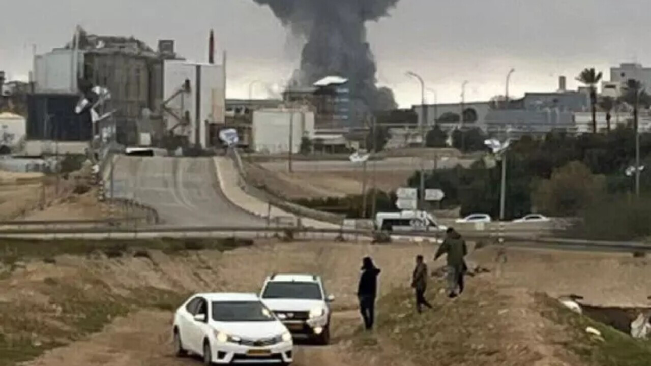 İran, İsrail'de fabrika vurdu: Bölgede dumanlar yükselmeye başladı