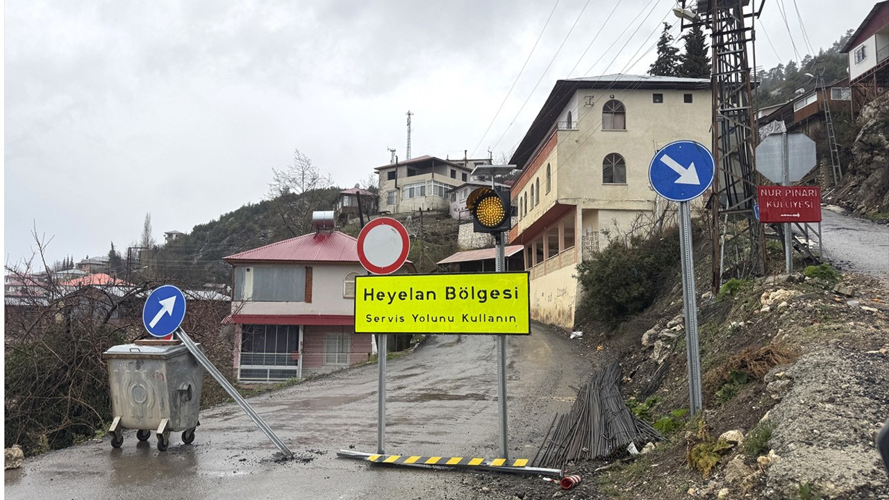 Mersin'de heyelan nedeniyle bazı evler zarar gördü, bölgeye giriş kapatıldı