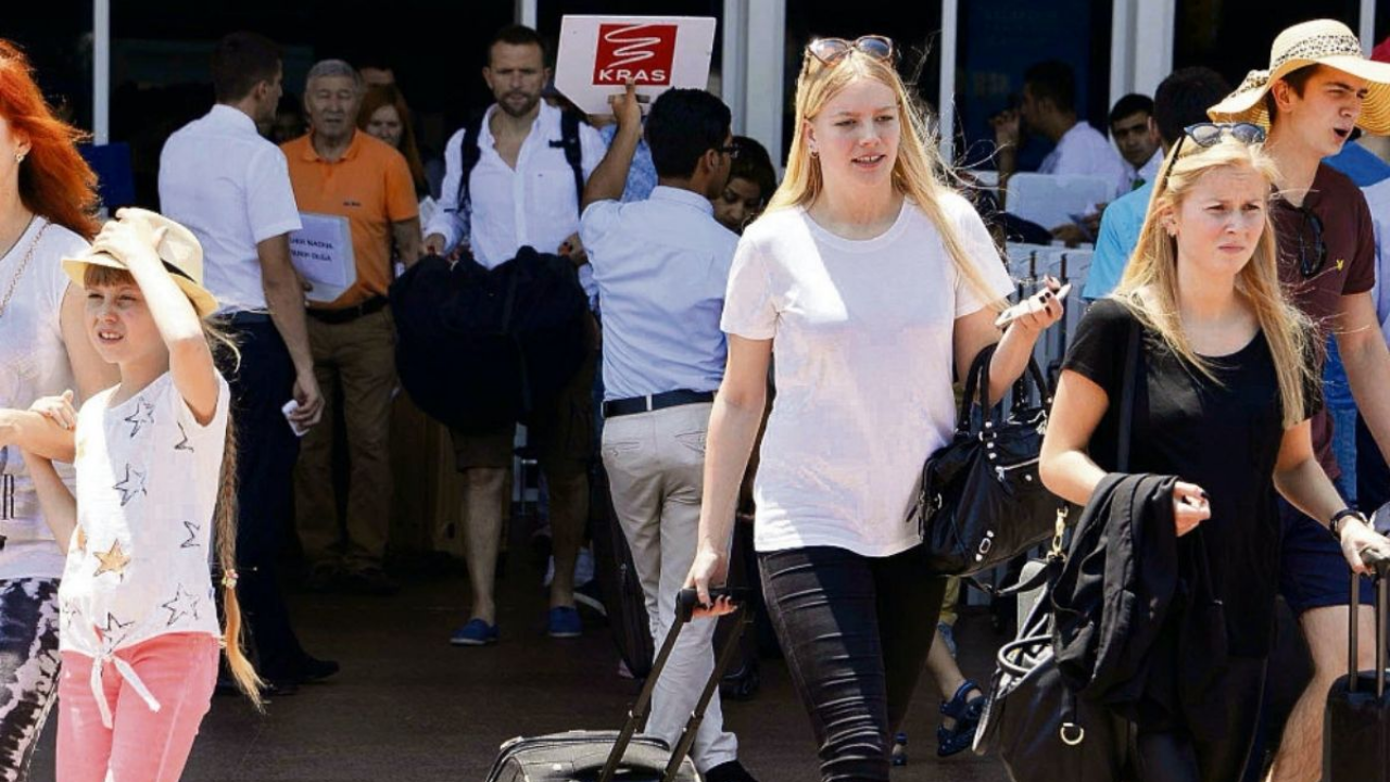 Yabancı turist sayısında yüzde 10'a yakın düşüş!