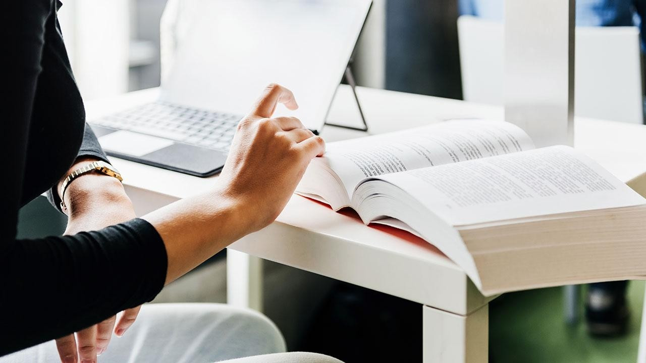 Lisansüstü eğitimde doğum yapan kadınlara ek süre