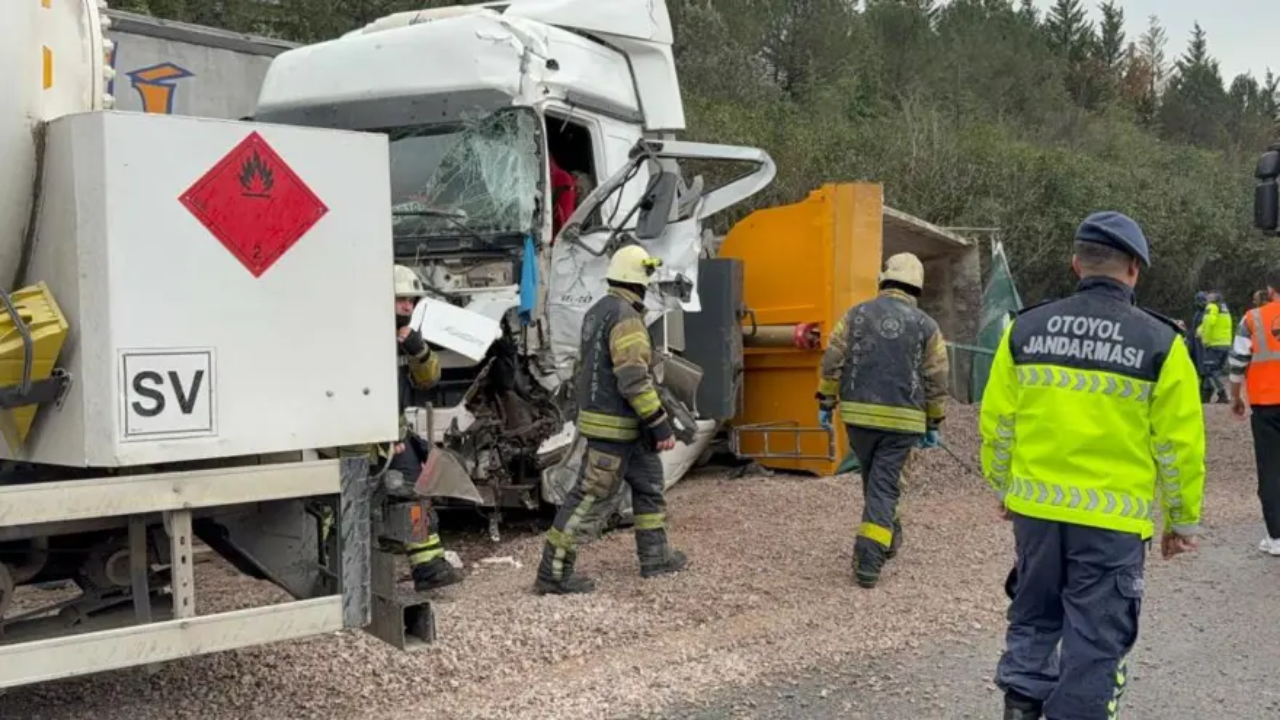 TEM Otoyolu'nda dört araç birbirine girdi: İki kişi yaşamını yitirdi