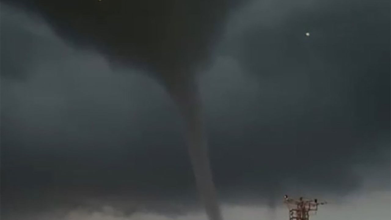 Mardin'de sağanak öncesi korkutan hortum