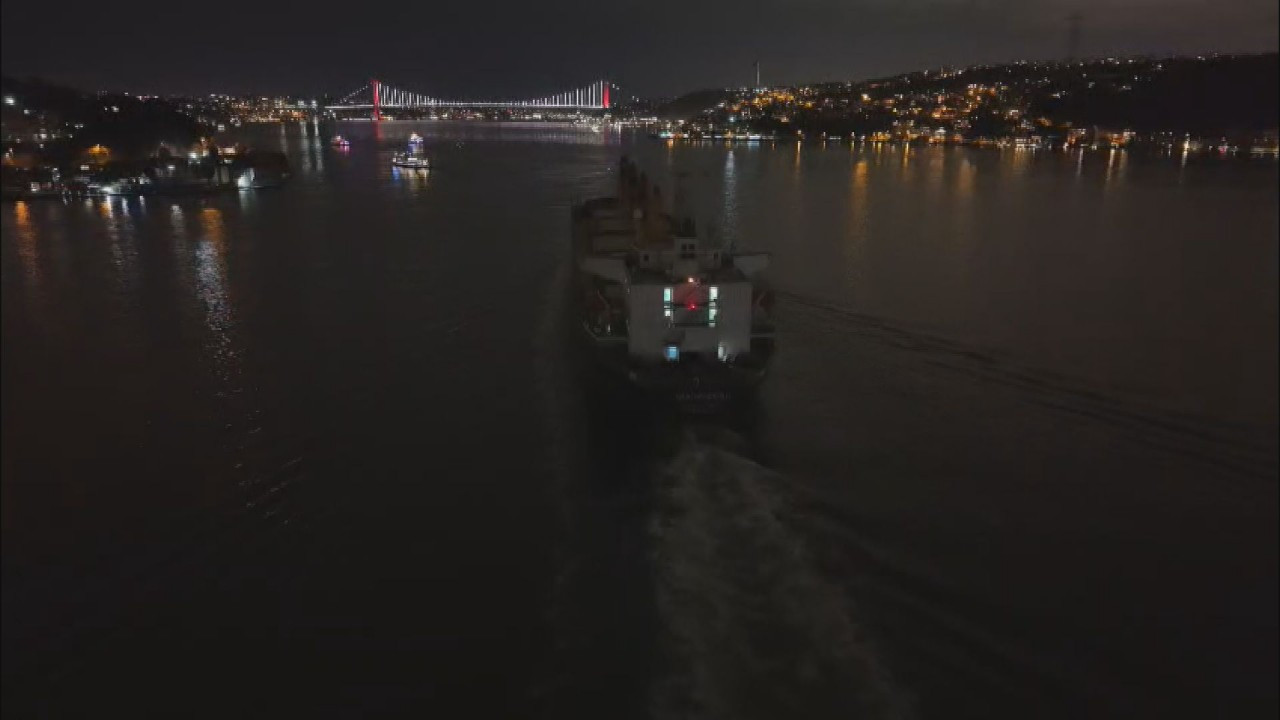 İstanbul Boğazı'nda gemi arızalandı: Trafik çift yönlü durdu