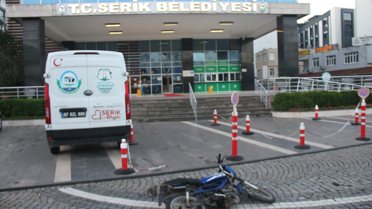 Antalya'da belediye binasına av tüfeğiyle ateş açan şüpheli gözaltına alındı