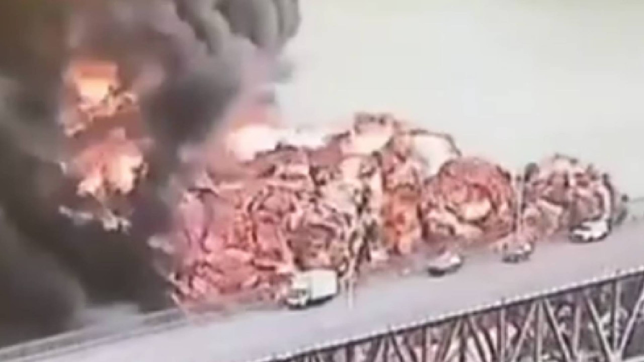 Köprüde yangın: Ölü ve yaralılar var! İşte korku dolu anlar (Video)