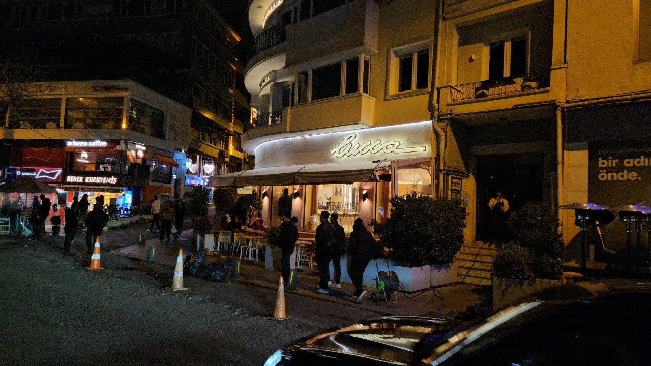 Ünlülerin uğrak mekanına polis baskını