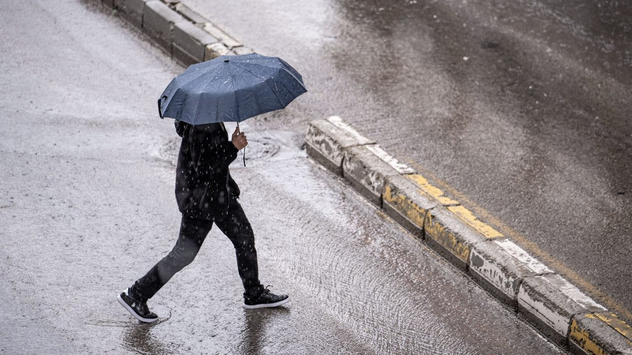 Meteoroloji il il uyardı: Gök gürültülü sağanak yağış ve kuvvetli rüzgar alarmı