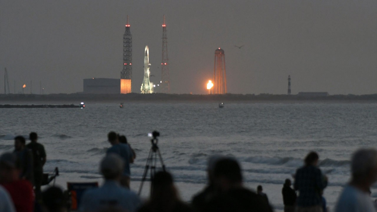 Blue Origin'e ait iletişim uydusunu taşıyan yeni Glenn Roketi uzaya fırlatıldı