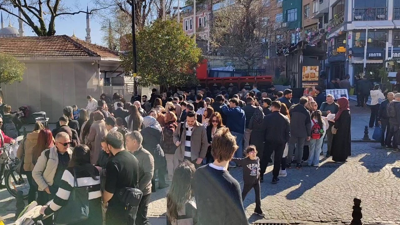 Girişler 1 TL oldu, Yerebatan Sarnıcı önünde kuyruk oluştu