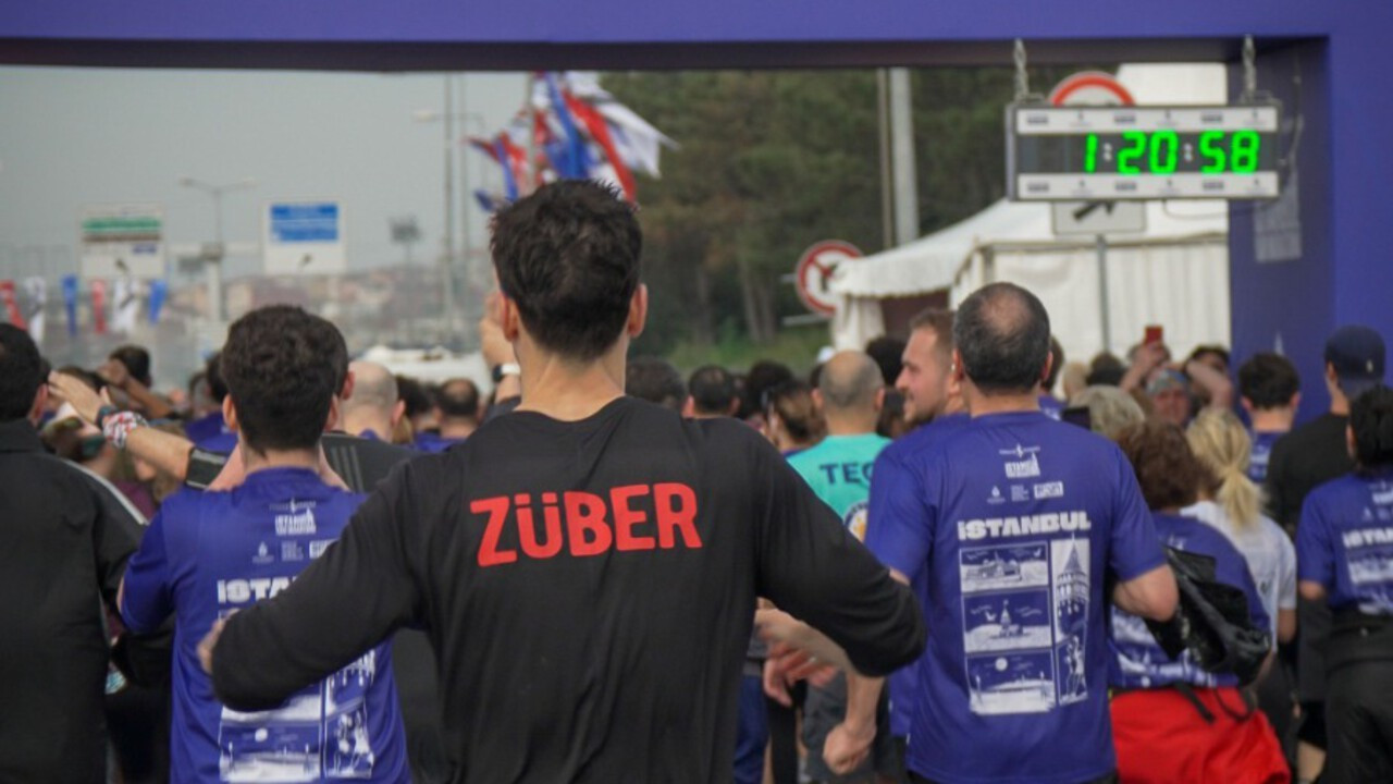 Züber, İstanbul Yarı Maratonu’nda 6’ncı yılında hem koştu hem eğitime destek oldu