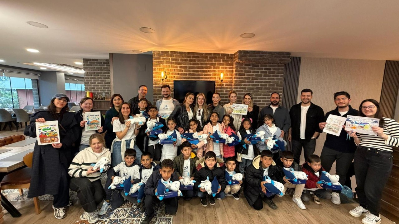 Ajet, 23 Nisan haftasında köyünden hiç ayrılmamış 17 öğrenciye şehir gezisi yaptırdı