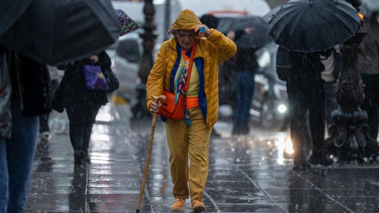 İstanbul Valiliği ve AKOM’dan peş peşe uyarı! Tarih verildi: Soğuk ve yağışlı hava geliyor