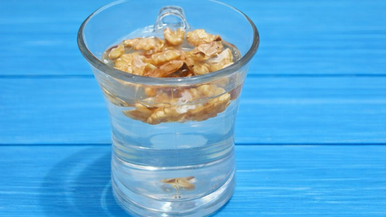 Suyun içine ceviz atıp içerseniz ne olur? İşte her sabah içenlerin vücudundaki 10 değişim