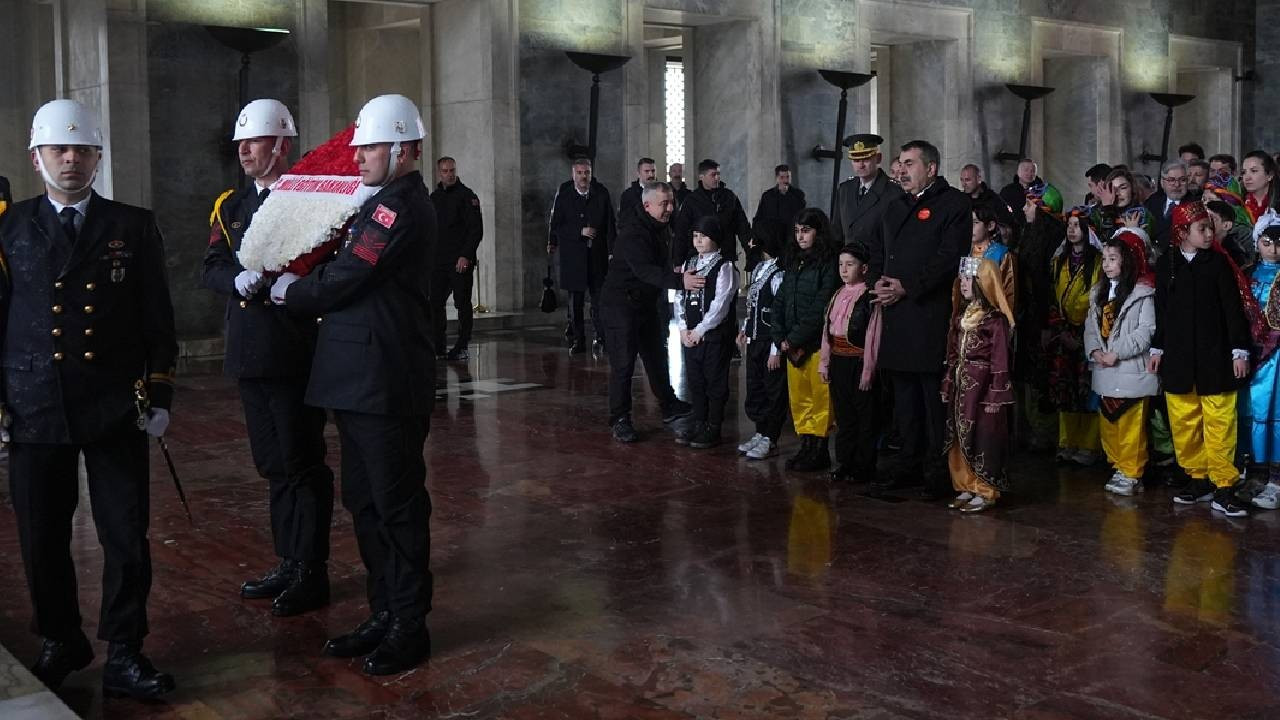 Bakan Tekin 23 Nisan Ulusal Egemenlik ve Çocuk Bayramı dolayısıyla Anıtkabir'i ziyaret etti