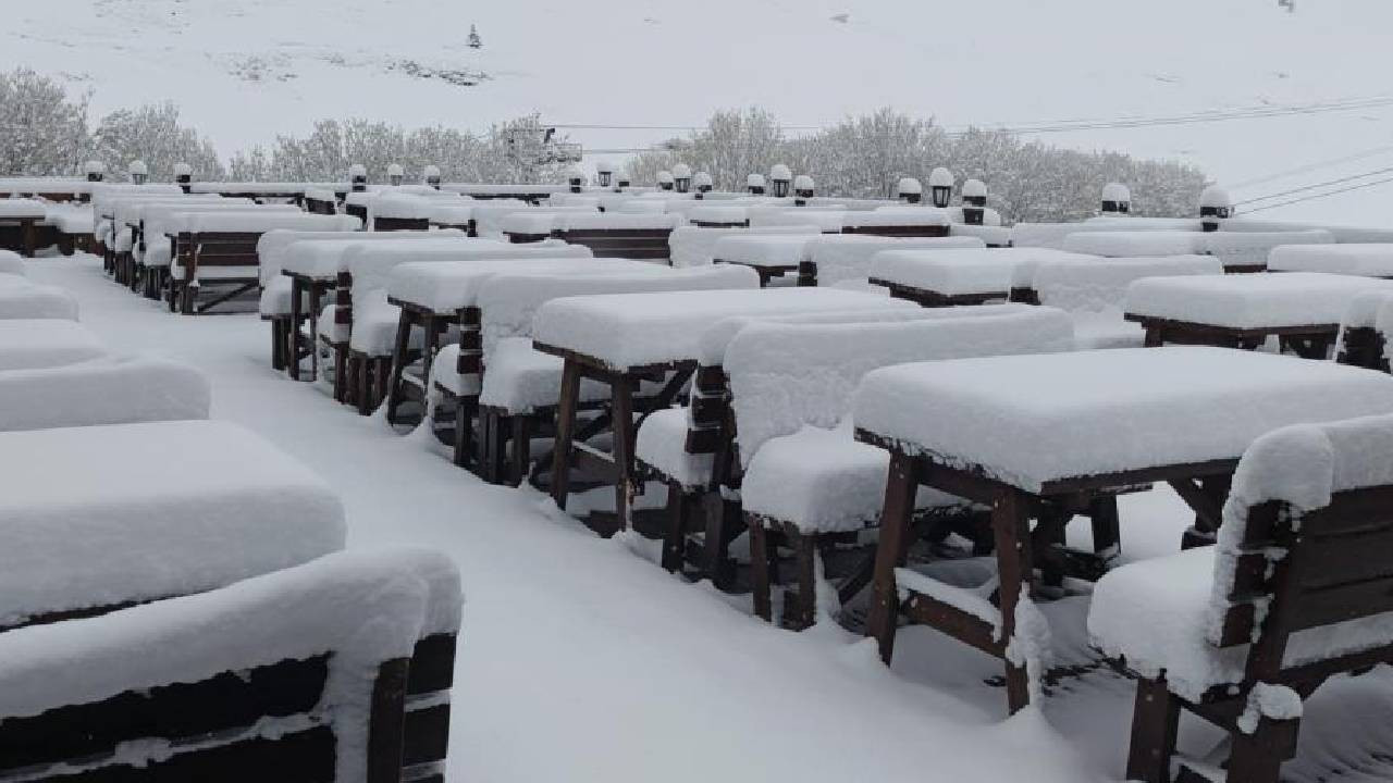 Nisan sonunda Uludağ’da kış geri döndü: Kar kalınlığı 1 metreyi buldu