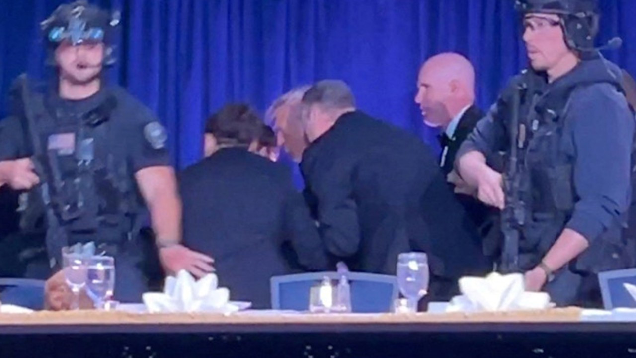 Trump'ın katıldığı programda silah sesleri: Salondan tahliye edildi