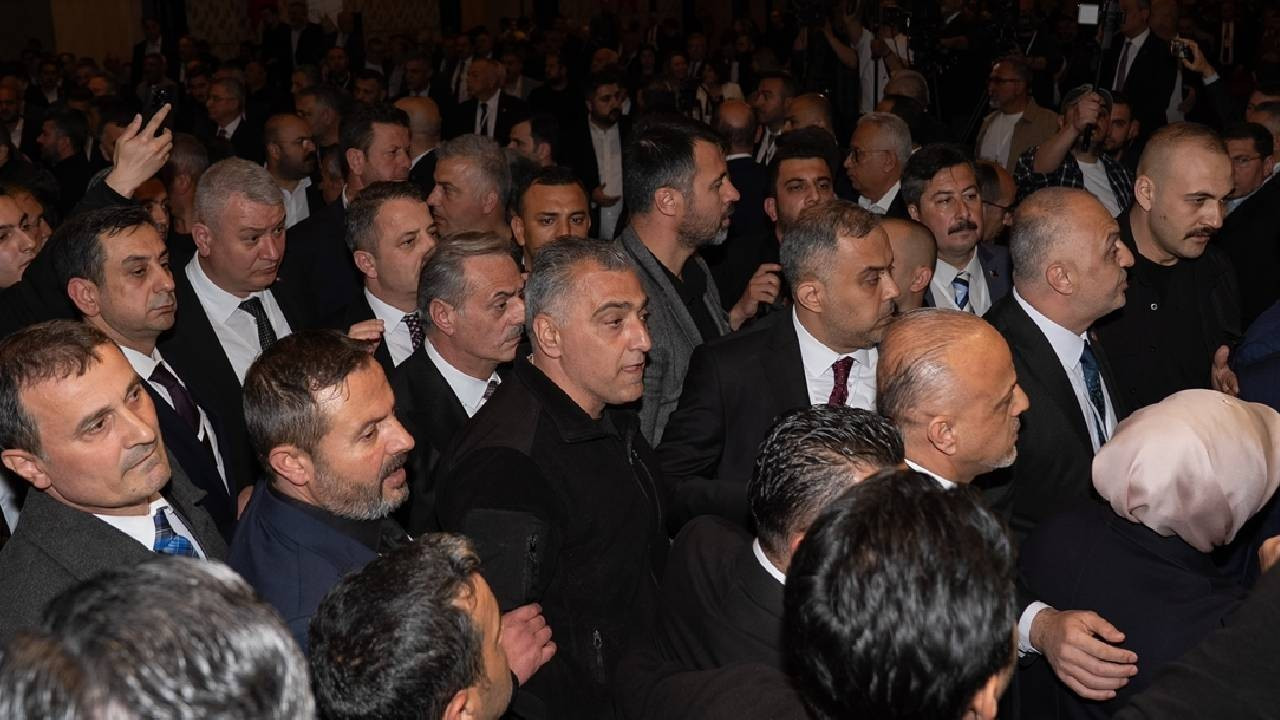 TBB'nin yeni yönetim seçimi öncesinde arbede: Ekrem İmamoğlu'nun mektubu okunurken kavga çıktı (Video)