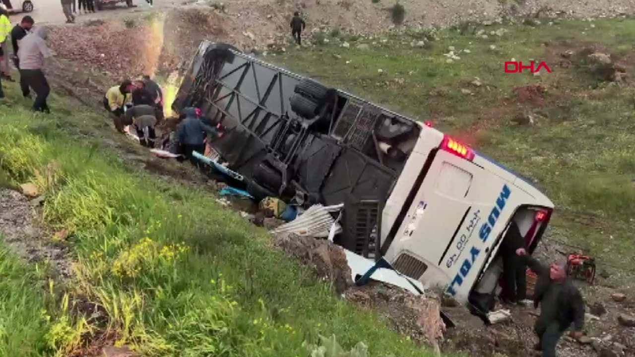 Malatya'da yolcu otobüsü devrildi: Ölü ve çok sayıda yaralı var