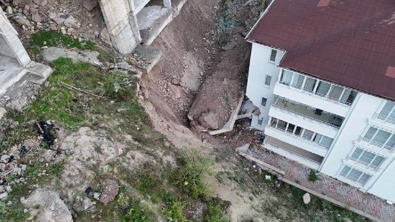 Çöken istinat duvarı evlerin içine girdi: 10 ev tahliye edildi