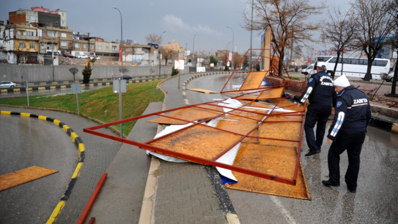 Gaziantep'te fırtına ve sağanak enerji hatlarında hasara neden oldu