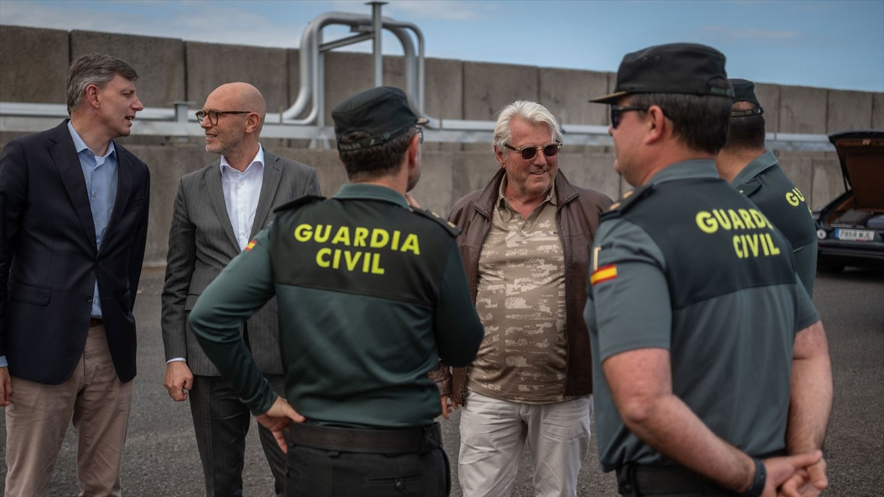 Hantavirüs şüphesi taşıyan yolcuların ineceği Tenerife'deki limanda hazırlıklar sürüyor
