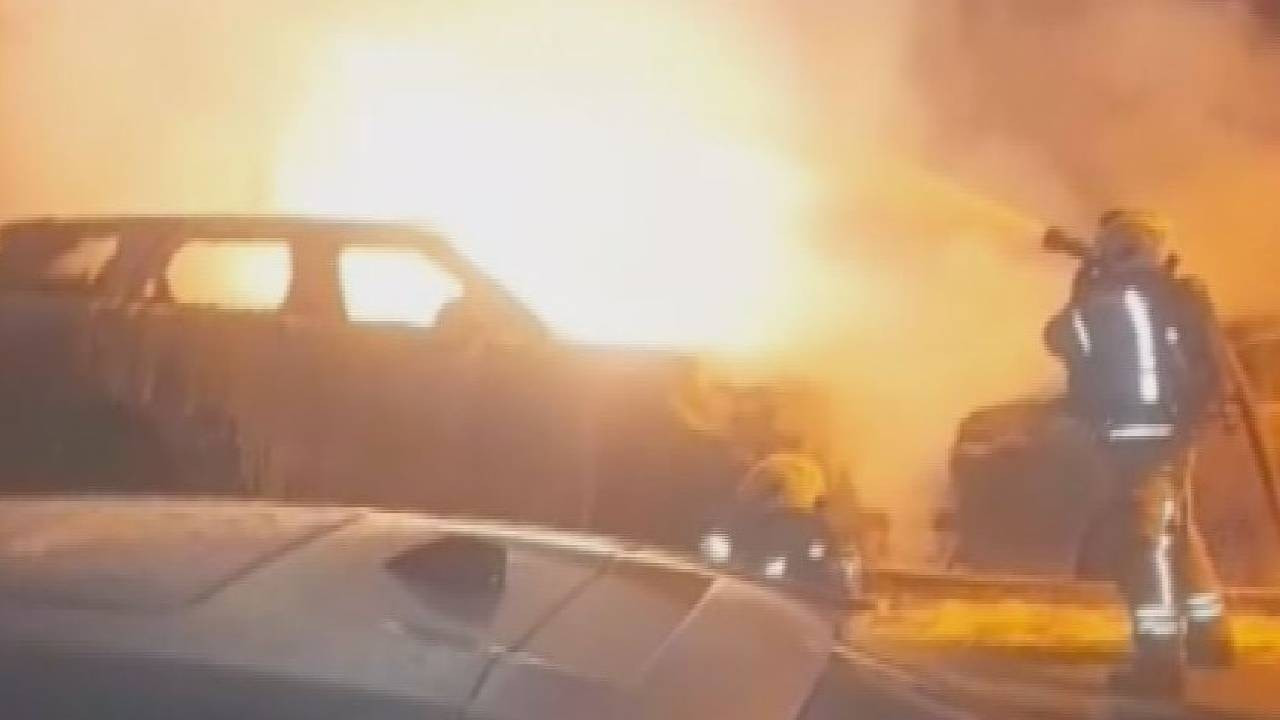 Kadıköy’de oto galeride yangın: 4 araç kül oldu (Video)