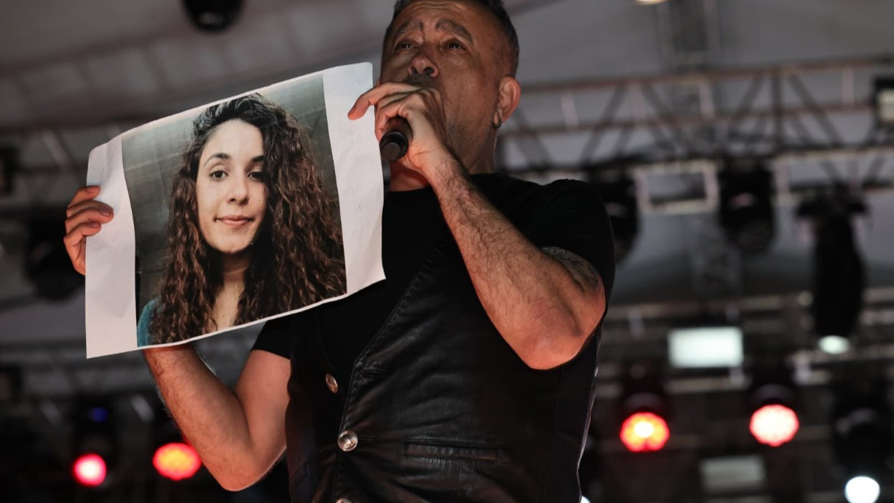 Haluk Levent, konserde Gülistan Doku’nun posteri açarak türkü söyledi