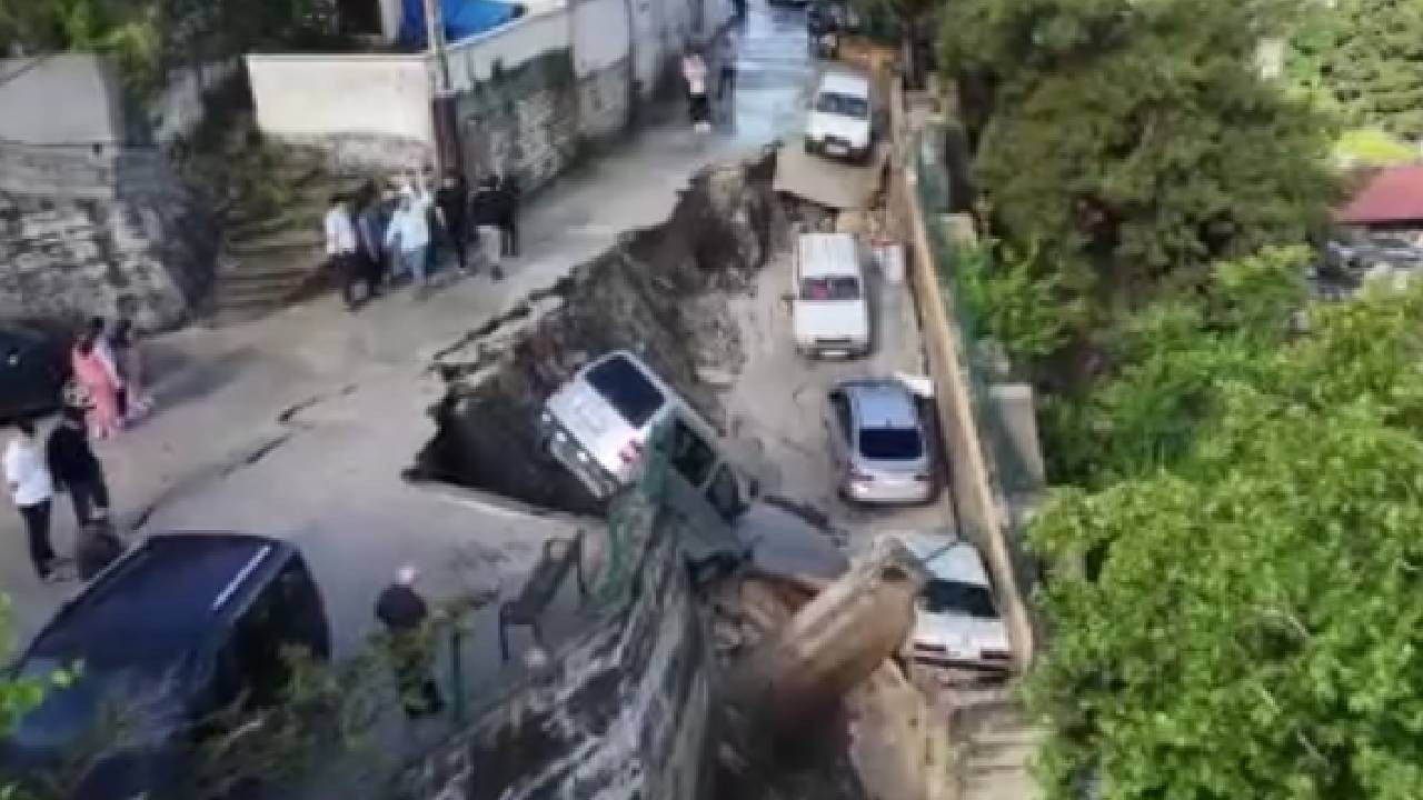 Aşırı yağışla birlikte çöken yol 5 aracı yuttu (Video)