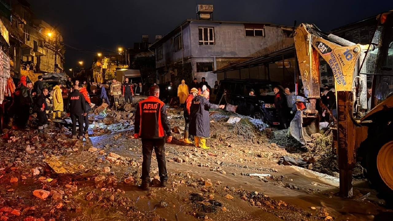 Hatay'da sağanak nedeniyle ev çöktü: Bir kişi hayatını kaybetti (Video)