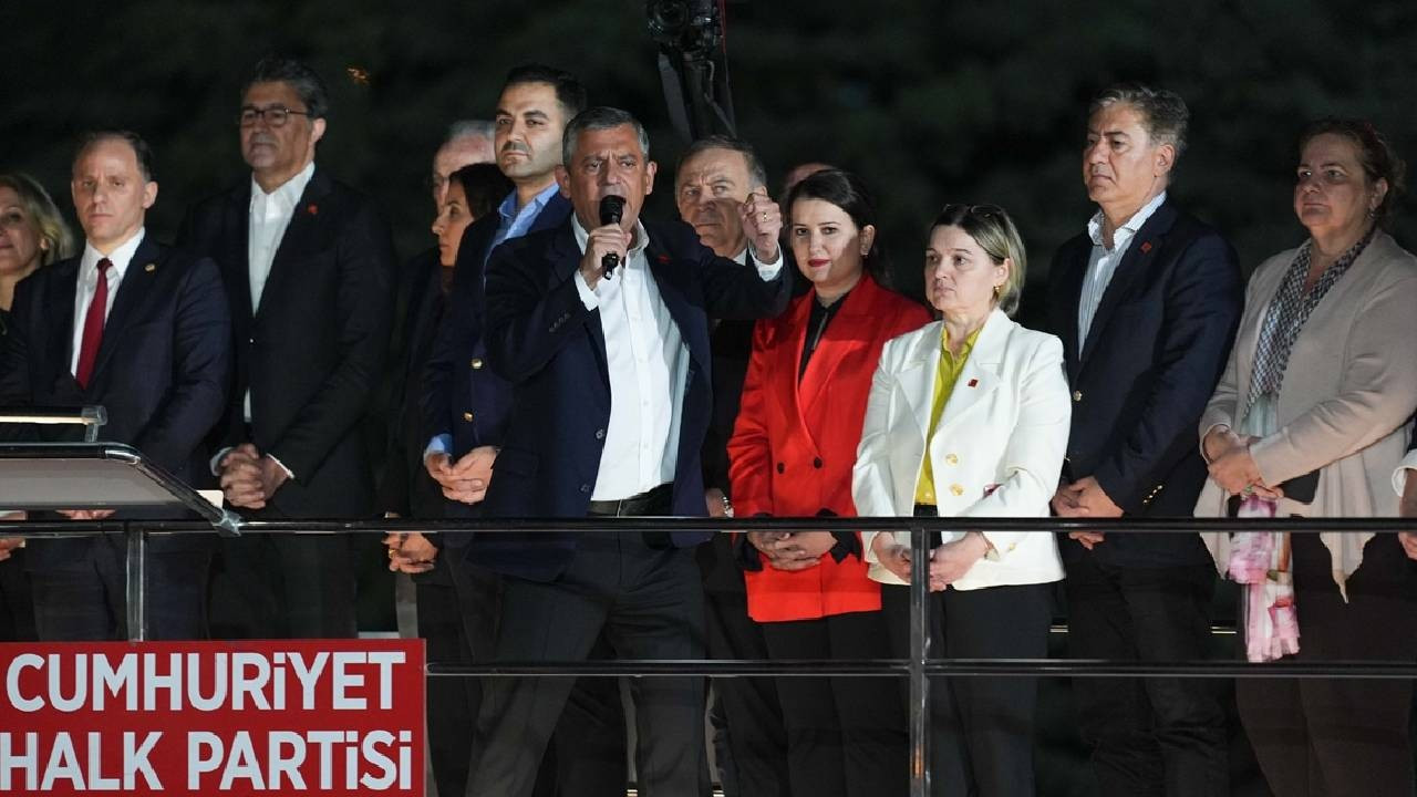 Özgür Özel, CHP Genel Merkezi önünde toplananlara seslendi: 'Baba ocağına sahip çıkmak için nöbetteyiz, direnişteyiz'