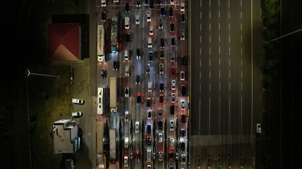 Otoyolların kesişim noktasında trafik durdu