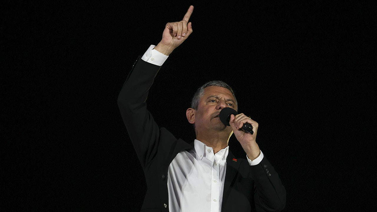 Özel'den dizeli paylaşım: Şâha da fazla güvenme, Gün gelir mat olur